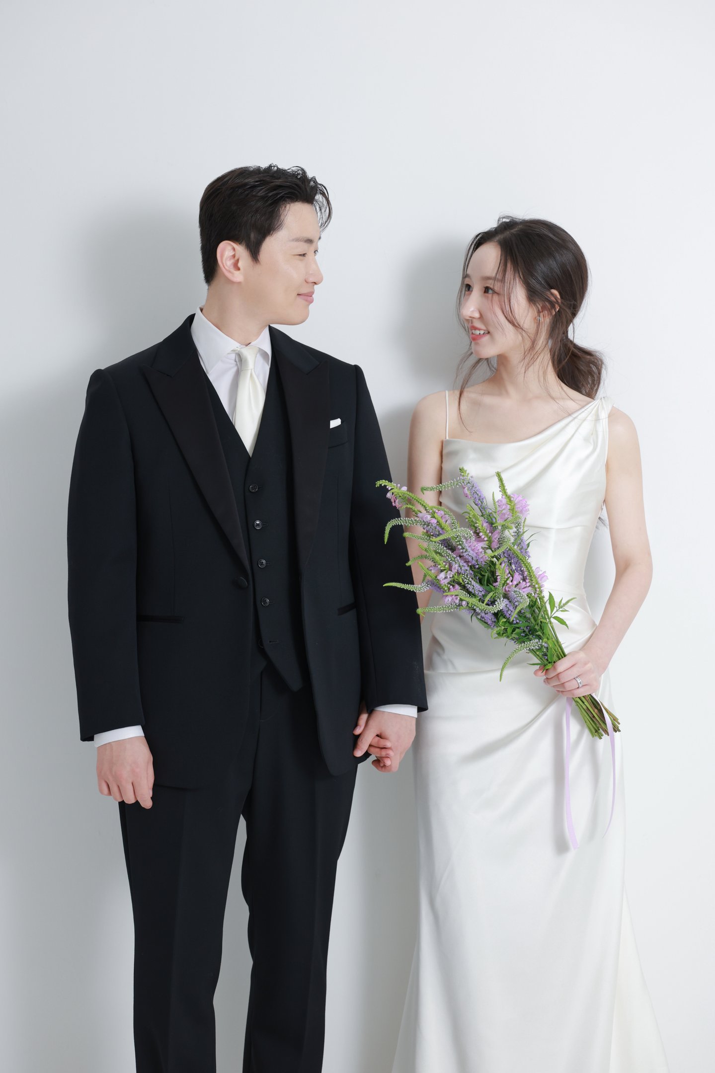 손을 맞잡은 승원과 소윤